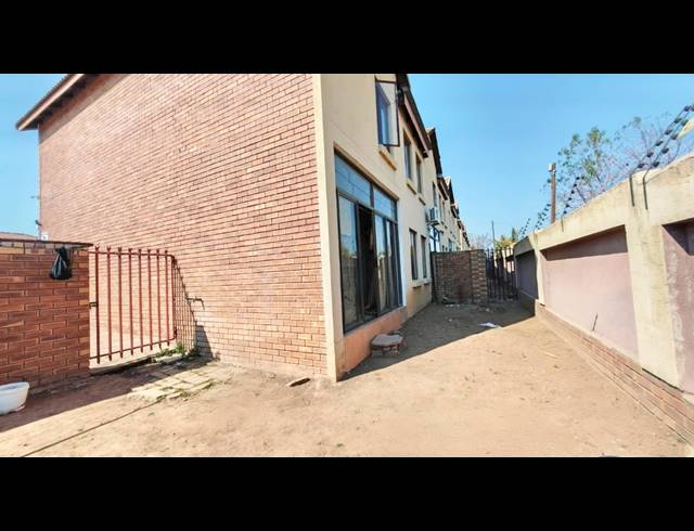 3 BEDROOM TOWNHOUSE FOR SALE IN ANNADALE